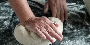 Brot backen Sauerteigbrot Teig kneten Brot backen Sauerteigbrot Teig kneten