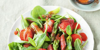 Spargelsalat mit Erdbeeren Spargelsalat mit Erdbeeren