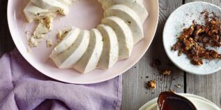 Bananen-Eistorte mit Schoko-Granola Bananen-Eistorte mit Schoko-Granola