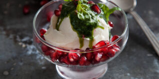 Frozen Yogurt mit Basilikum-Ingwer-Topping Frozen Yogurt mit Basilikum-Ingwer-Topping