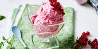 Johannisbeer-Buttermilch-Eiscreme Johannisbeer-Buttermilch-Eiscreme