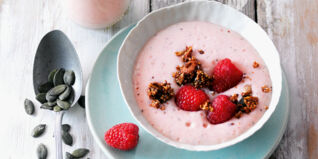 Smoothie-Bowl mit Himbeeren und Mango Smoothie-Bowl mit Himbeeren und Mango