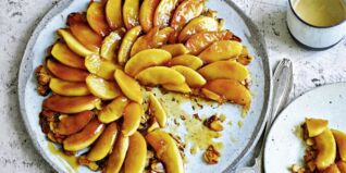 Tarte Tatin mit Mandelblättchenboden Tarte Tatin mit Mandelblättchenboden