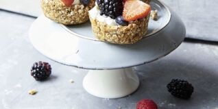 Granola-Cups mit Beeren Granola-Cups mit Beeren