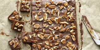 Schoko-Karamell-Fudge mit Pekannüssen Schoko-Karamell-Fudge mit Pekannüssen