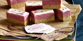 Weiße Schokoriegel mit Mohn und Cranberrys Weiße Schokoriegel mit Mohn und Cranberrys