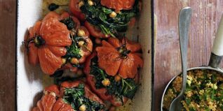 Gefüllte Tomaten mit Petersilien-Paprika-Hirse