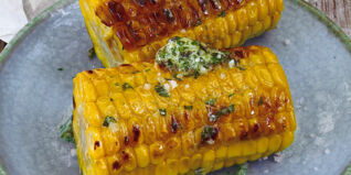 Maiskolben mit Kräuter-Knoblauch-Butter Maiskolben mit Kräuter-Knoblauch-Butter