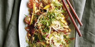 Glasnudelsalat mit Erdnüssen und Steakstreifen Glasnudelsalat mit Erdnüssen und Steakstreifen