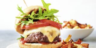 Cheeseburger mit Gemüsefritten Cheeseburger mit Gemüsefritten