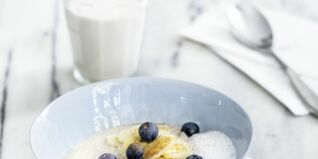 Buchweizen-Nuss-Porridge mit Banane und Beeren Buchweizen-Nuss-Porridge mit Banane und Beeren