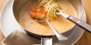 Flambierte Krustentiersauce mit Weinbrand Flambierte Krustentiersauce mit Weinbrand