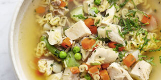 Omas Hühnersuppe mit Nudeln Omas Hühnersuppe mit Nudeln