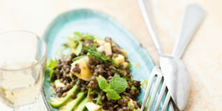 Avocado-Apfel-Salat mit grünen Linsen, Chili und Minze Avocado-Apfel-Salat mit grünen Linsen, Chili und Minze