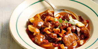 Wildgulasch mit Waldpilzen Wildgulasch mit Waldpilzen