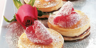 Rosen-Palatschinken-Törtchen Rosen-Palatschinken-Törtchen