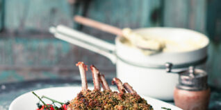 Carrée d'agneau aux herbes - Lammkarree mit Kräuterkruste Carrée d'agneau aux herbes - Lammkarree mit Kräuterkruste