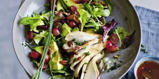 Blattsalate mit Hähnchenfilet, Avocado, Trauben und Pecannuss Blattsalate mit Hähnchenfilet, Avocado, Trauben und Pecannuss