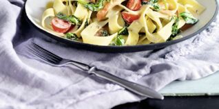 Blitz-Nudeln mit Lachs und Spinat Blitz-Nudeln mit Lachs und Spinat