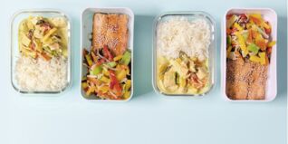 Asiatische Fischwochemit Wildlachs Asiatische Fischwochemit Wildlachs