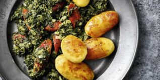 Grünkohl auf norddeutsche Art mit Wildknackern und Bratkartoffeln Grünkohl auf norddeutsche Art mit Wildknackern und Bratkartoffeln