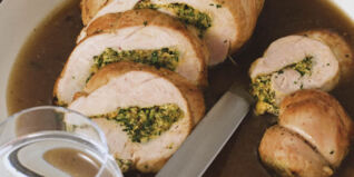 Gefüllter Putenrollbraten zu Tomatenreis Gefüllter Putenrollbraten zu Tomatenreis