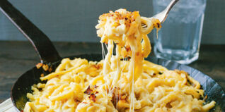 Käsespätzle mit Knusperzwiebeln Käsespätzle mit Knusperzwiebeln