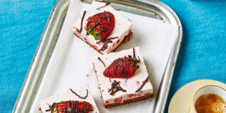 Erdbeerschnitten mit Schokoladenbiskuit Erdbeerschnitten mit Schokoladenbiskuit