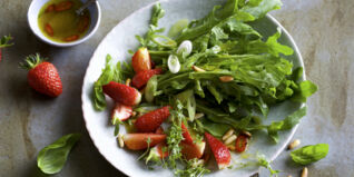 Rucolasalat mit Erdbeeren Rucolasalat mit Erdbeeren