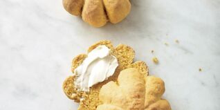 Inzwischen den Backofen auf 200° vorheizen. Jeweils 1 Kürbiskern in die Mitte der Teiglinge stecken. Die Brötchen im heißen Ofen (Mitte) in ca. 15 Min. goldgelb backen. Abkühlen lassen und das Garn entfernen. Schritt 5