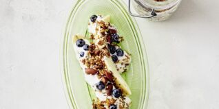Banana Split mit Joghurt und Granola Banana Split mit Joghurt und Granola