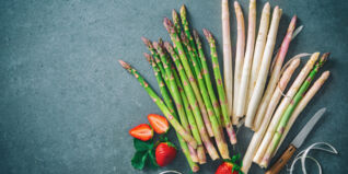 Grüner und Weißer Spargel mit Erdbeeren und Schälmesser Spargel