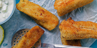 Fischstäbchen mit Apfel-Sellerie-Dip Fischstäbchen mit Apfel-Sellerie-Dip