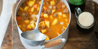 Gulaschsuppe mit Bier und Zwiebeln Gulaschsuppe mit Bier und Zwiebeln