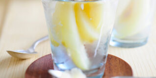 Weißwein-Ingwer-Birnen mit Gewürzsahne Weißwein-Ingwer-Birnen mit Gewürzsahne