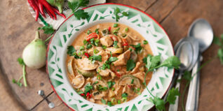 Rotes Thai-Curry mit Hähnchen Rotes Thai-Curry mit Hähnchen