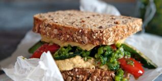 Sandwich mit Hummus und Chimichurri Sandwich mit Hummus und Chimichurri