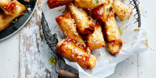 Yufkaröllchen mit Shrimps und zitronigem Bohnenmus Yufkaröllchen mit Shrimps und zitronigem Bohnenmus