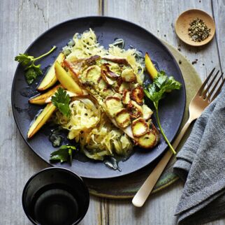 Saibling mit Artischockenkruste auf Sauerkraut und Apfel Saibling mit Artischockenkruste auf Sauerkraut und Apfel