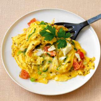 Tomaten-Zwiebel-Rühreier mit Schafkäse Tomaten-Zwiebel-Rühreier mit Schafkäse
