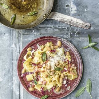 Bandnudeln mit Bohnen und Pancetta Bandnudeln mit Bohnen und Pancetta