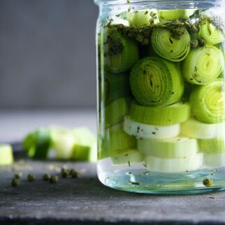Lauch mit Kräutern und grünem Pfeffer Lauch mit Kräutern und grünem Pfeffer
