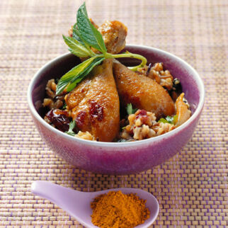 Hühnerkeulen mit Curry, Datteln und Mango Hühnerkeulen mit Curry, Datteln und Mango