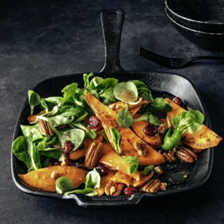 Warmer Süßkartoffelsalat mit Cranberrys und Pecannüssen Warmer Süßkartoffelsalat mit Cranberrys und Pecannüssen