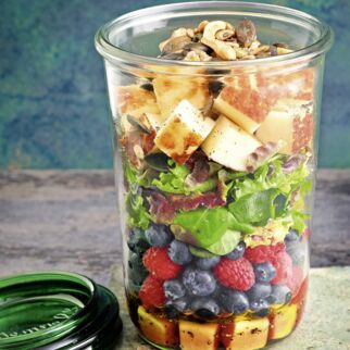 Salat mit Beeren und Halloumi Salat mit Beeren und Halloumi