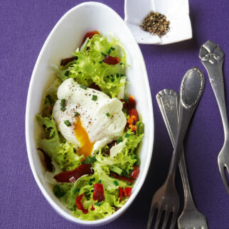 Friséesalat mit Tiroler Speck und pochiertem Ei Friséesalat mit Tiroler Speck und pochiertem Ei