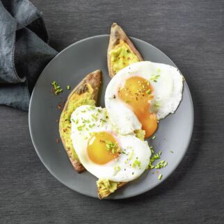 Süßkartoffel-Toasts mit Avocado-Hummus Süßkartoffel-Toasts mit Avocado-Hummus