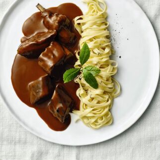 Geschmorter Hase mit Bandnudeln und Portwein-Schokoladen-Sauce Geschmorter Hase mit Bandnudeln und Portwein-Schokoladen-Sauce