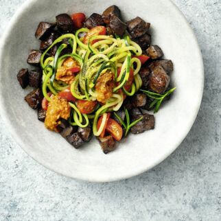 Zucchininudeln mit rotem Pesto und gebratener Leber Zucchininudeln mit rotem Pesto und gebratener Leber