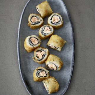 Tempura-Lachstatar-Uramaki Tempura-Lachstatar-Uramaki
